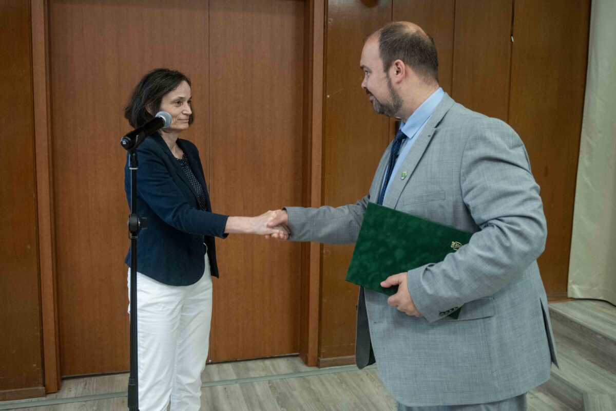 Az eskütétel után Polgármester úr elsőként gratulált