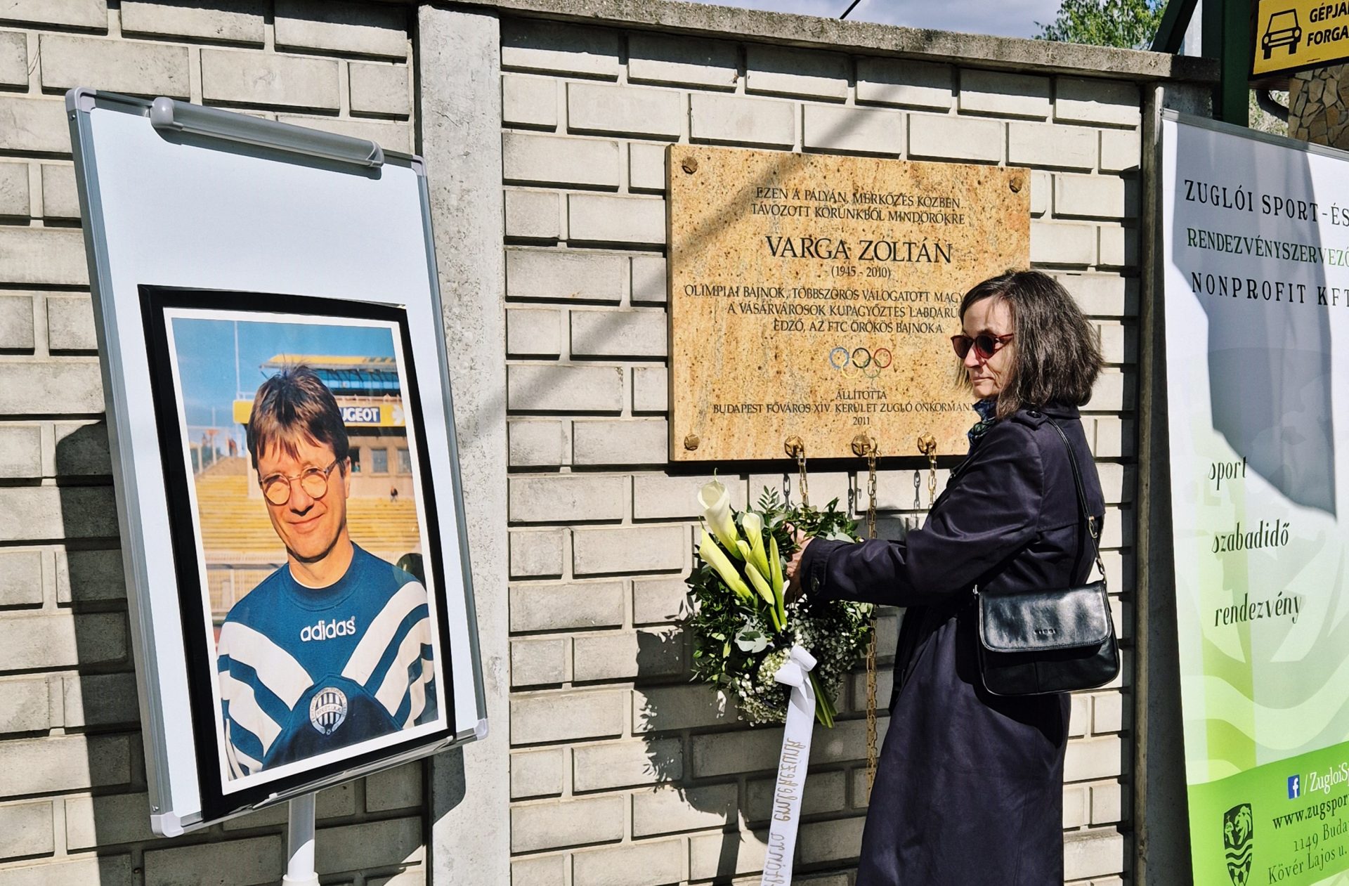 A Zuglói Önkormányzat nevében megkoszorúzom Varga Zoltán emléktábláját (Fotó: Fazekas Kitti)